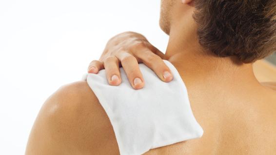 6 Behandlungsmethoden gegen Rückenschmerzen, die wirklich helfen / Bild: iStock / kzenon