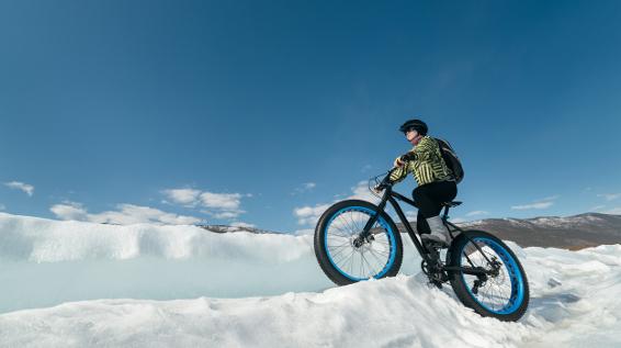 Bekleidung beim Biken im Winter / Bild: istock / ivandan