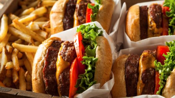 Burger, Pommes & Co.: So ungesund ist Fast Food wirklich / Bild: iStock / bhofack2