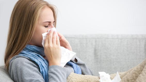 5 Mythen und Fakten über Erkältungen: Wie gut weißt du Bescheid? / Bild: iStock / AlexRaths