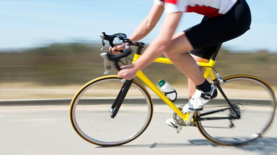 6 Gründe, warum sich Radfahrer die Beine wirklich rasieren - Rennradfahrer Beine rasieren / Bild: iStock / 36clicks