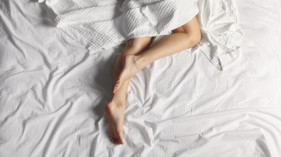 Schlaf gut: ein Bein über dem anderen / Bild: iStock / MARIOS07