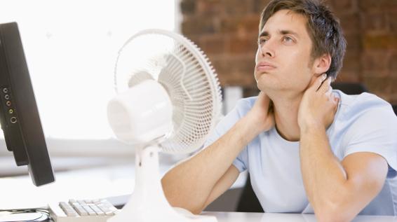 Verschnupft durch den Sommer: Welche Rolle spielt die Klimaanlage? / Bild: iStock / monkeybusinessimages