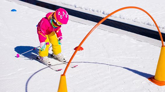 Die 10 besten Tipps fürs Skifahren mit Kindern und Familien / Bild: iStock / FamVeld
