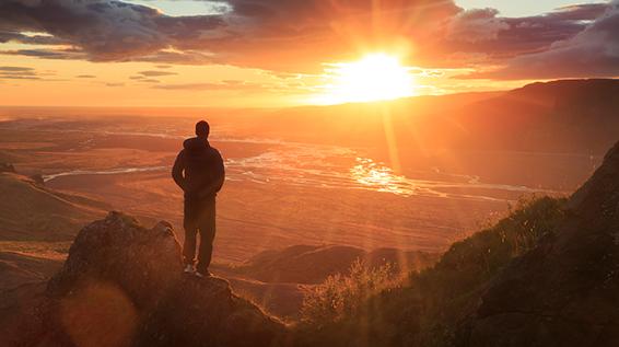 Dem Morgen entgegen: 7 Tipps fürs Sonnenaufgangswandern / Bild: iStock / SanderStock