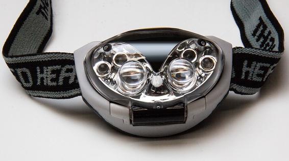 Für Läufe im Dunkeln: Worauf du beim Kauf einer Stirnlampe achten solltest / Bild: KK