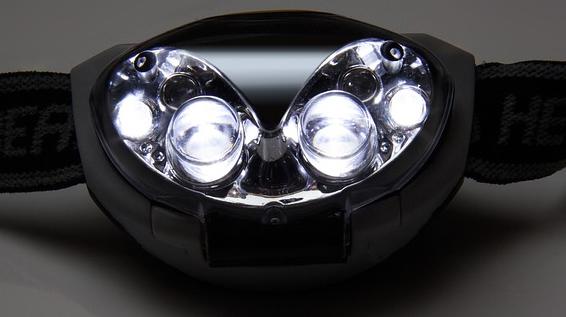 Für Läufe im Dunkeln: Worauf du beim Kauf einer Stirnlampe achten solltest / Bild: KK