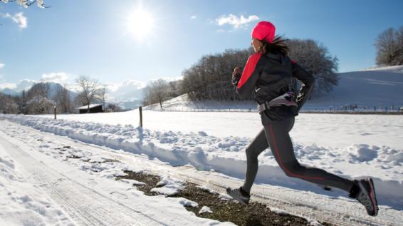 Wintermodus: Die 15 besten Tipps fürs Laufen im Winter / Bild: Salomon / Christopher Sjostrom