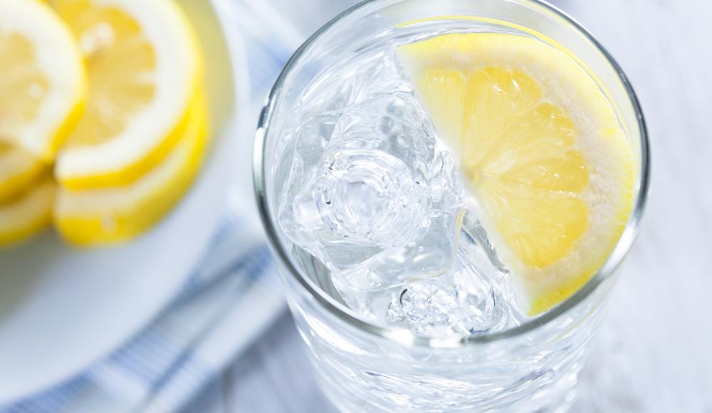 Mythos oder Wahrheit: Hilft Zitronenwasser beim Abnehmen?