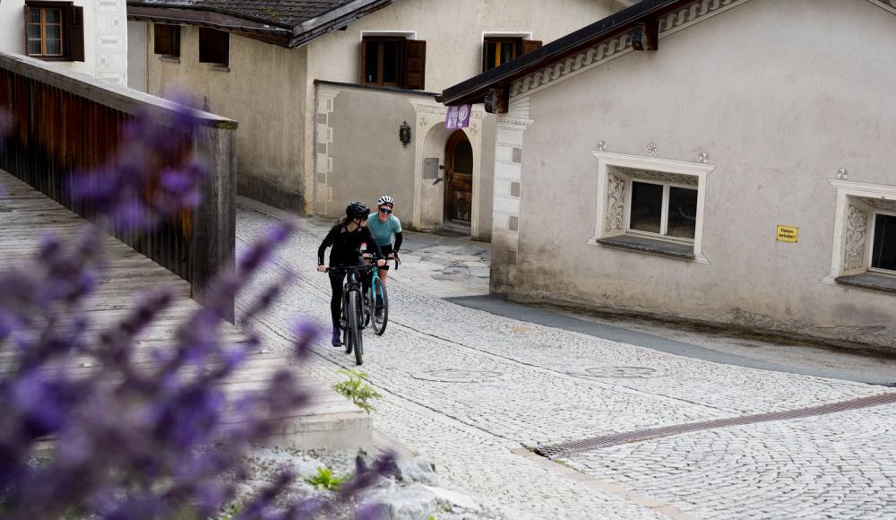Komoot stärkt mit "gravELLE x komoot Women's Weekender" Event weibliche Bikepacking Community in der Schweiz