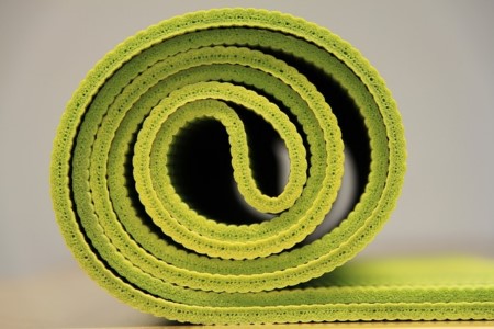 Eine Yogamatte ist für die Übungen sehr hilfreich und gilt generell als eher langfristige Investition. Aus diesem Grund sollte man ruhig ein besseres Modell wählen. / © pixelcreatures (CC0-Lizenz)/ pixabay.com