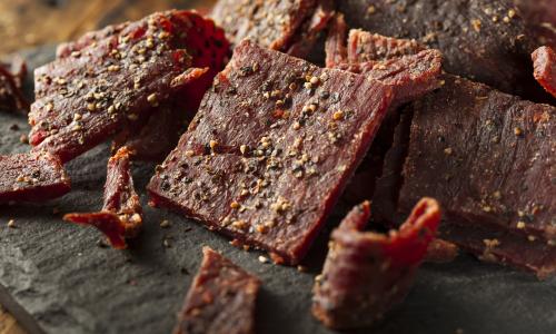Trockenfleisch selber machen: Der ideale Snack fürs Wandern © iStock / bhofack2 Trockenfleisch selber machen: Der ideale Snack fürs Wandern