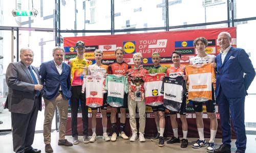 © © EXPA / Johann Groder / v.l.n.r.: Harald Mayer (Präsident Cycling Austria), Thomas Pupp (Tour Direktor), Philip Hofbauer (Team Vorarlberg), Paul Buschek (Schwingshandl Intralogistics), Matthias Jeindl (ARBÖ Kärntensort Feld am See), Sebastian Putz (Nationalteam Cycling Austria), Riccardo Zoidl (Hrinkow Advarics), Paul Viehböck (Tirol KTM Cycling), Gerald Pototschnig Lidl Tour of Austria 2026: Österreichs Radsportmonument feiert Geschichte