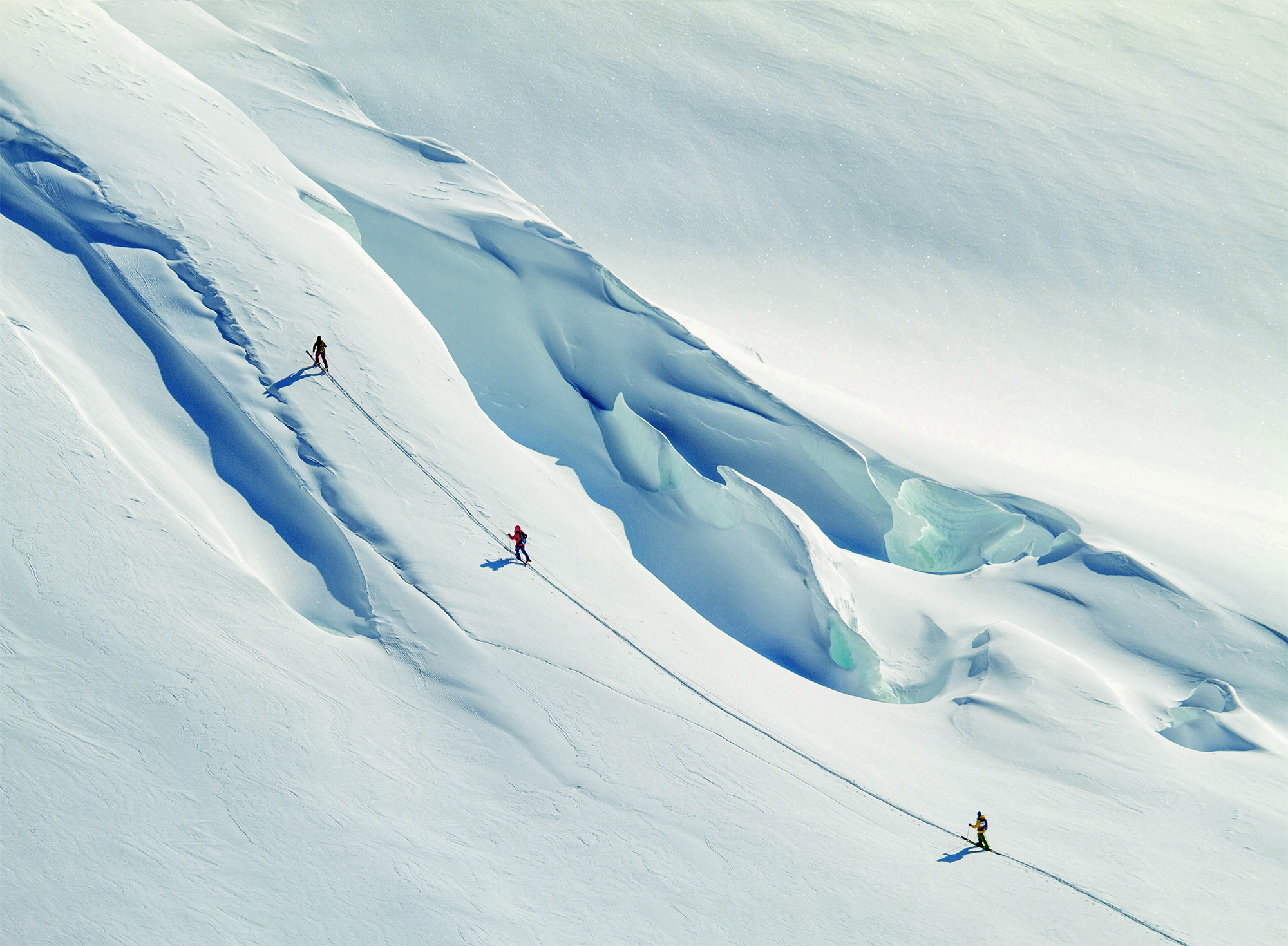 Spuren im Schnee-Skitourengehen