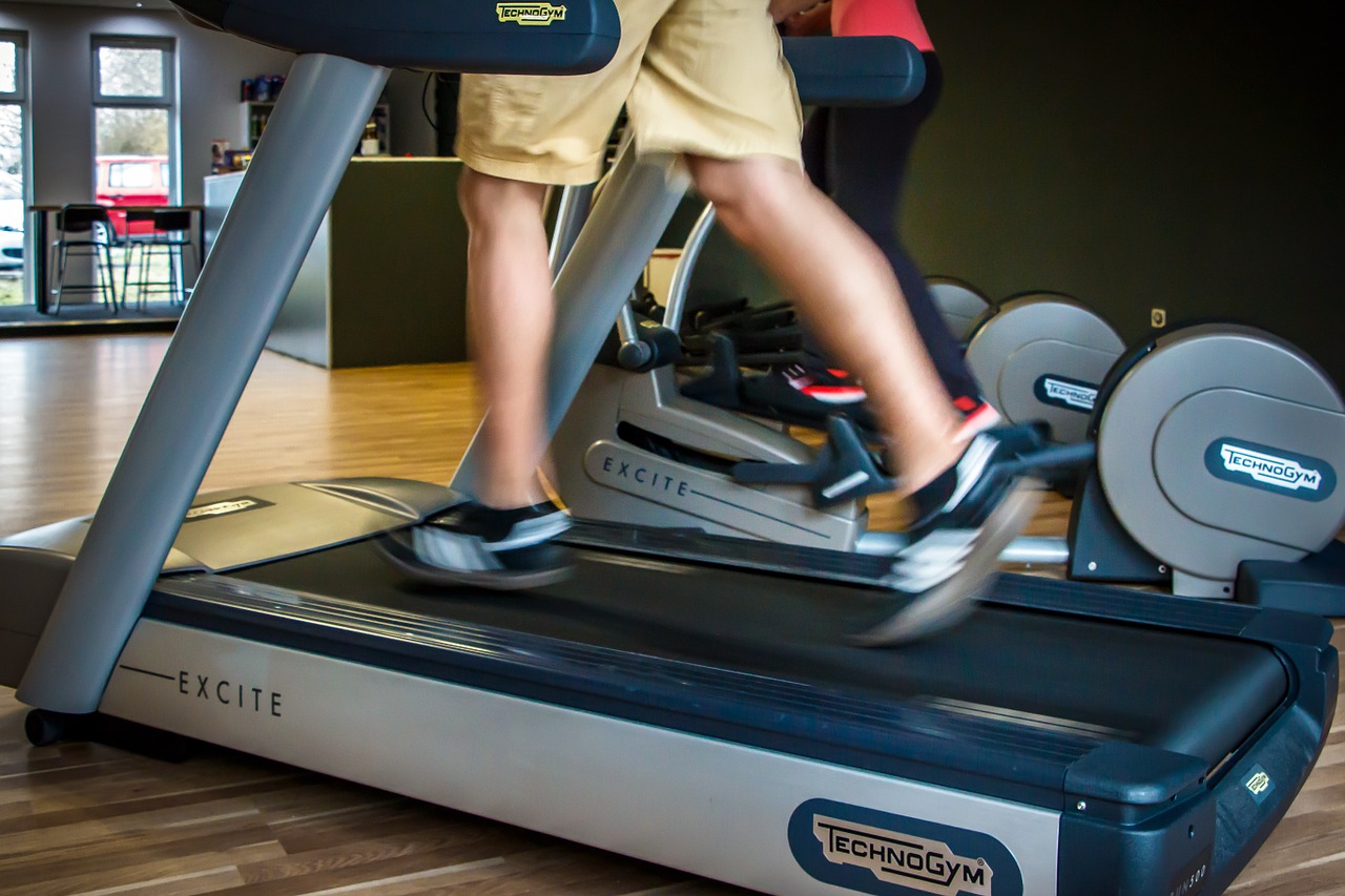 Fitnessstudio vs. Home-Workout: Was ist effektiver