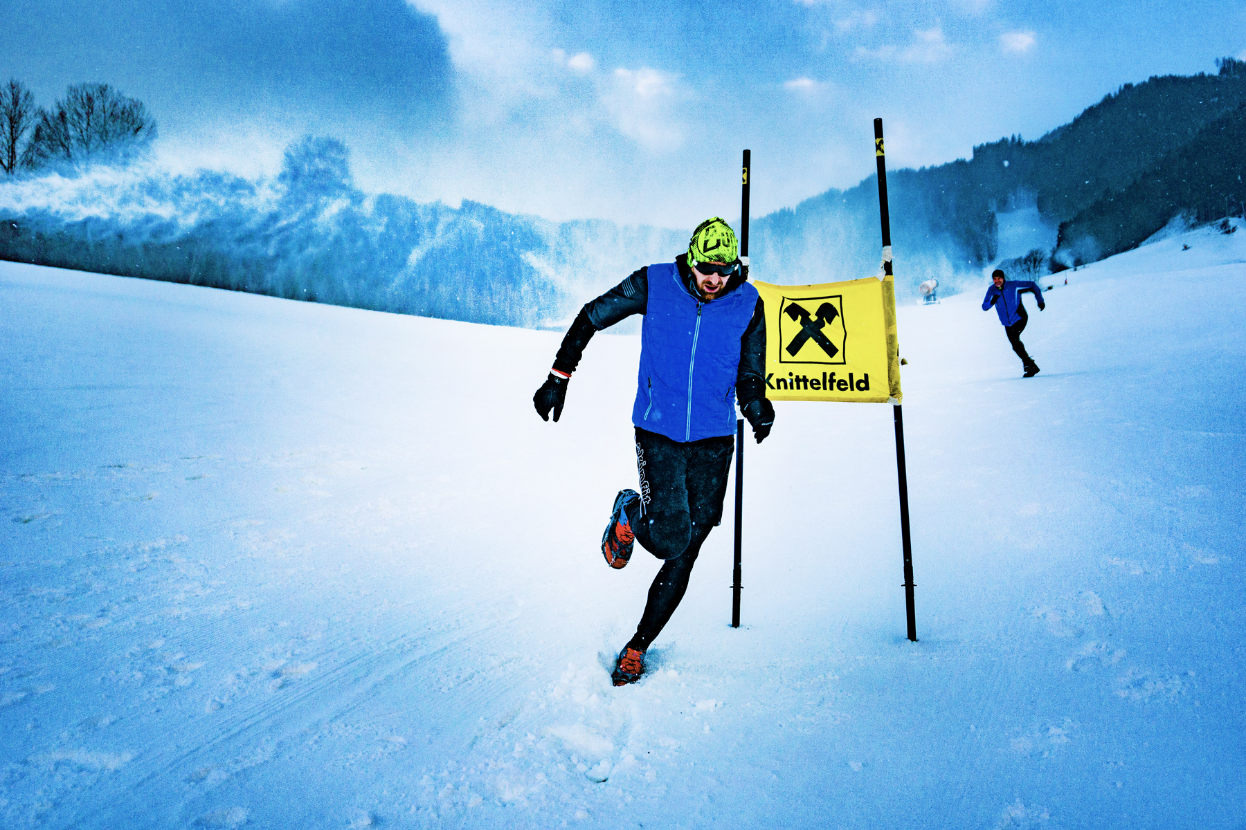 Snowtrail Downhill: Spikes rauf, Helm auf, Piste runter