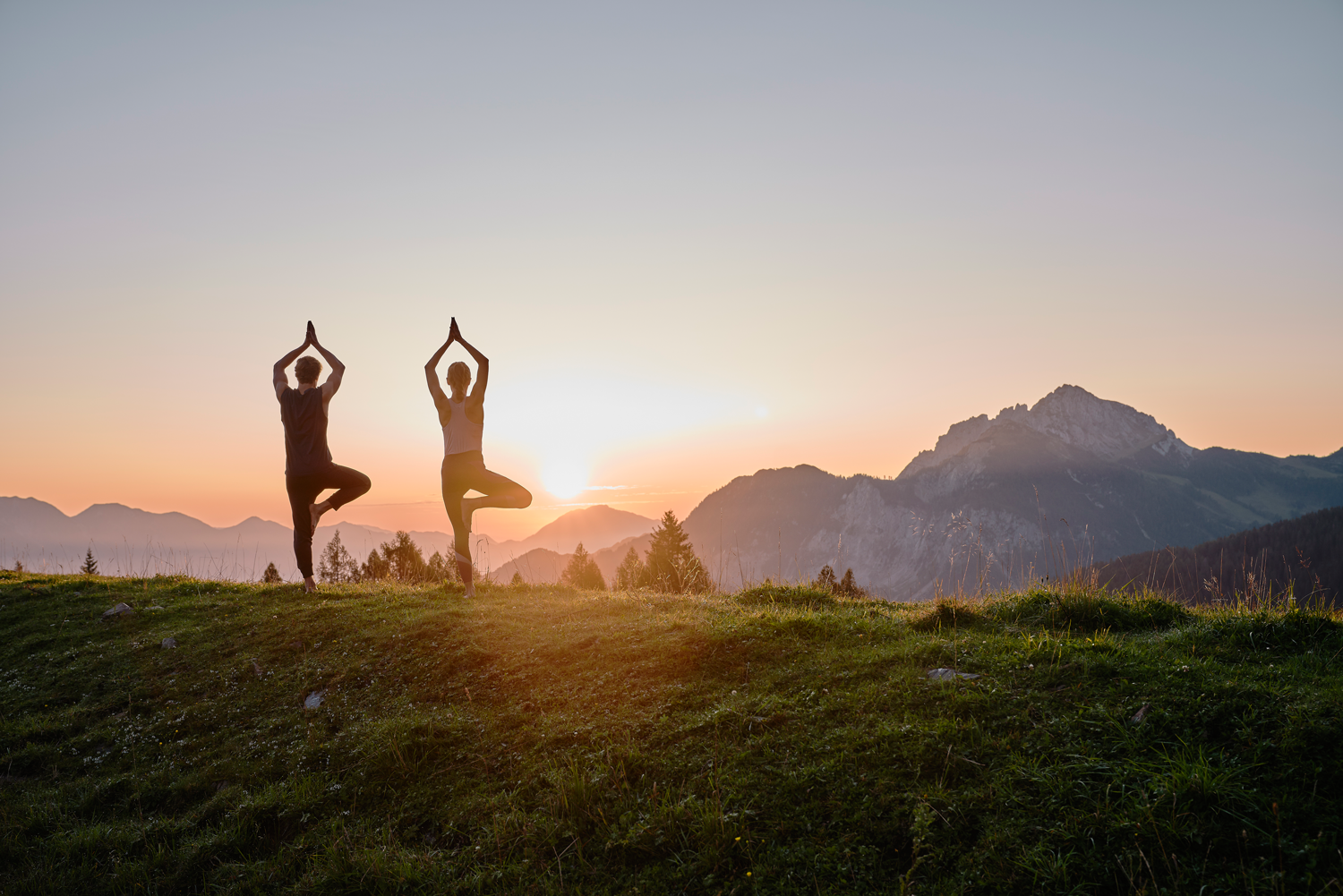 Outdoor-Sonnengruß: Warum du Yoga im Freien probiert haben musst