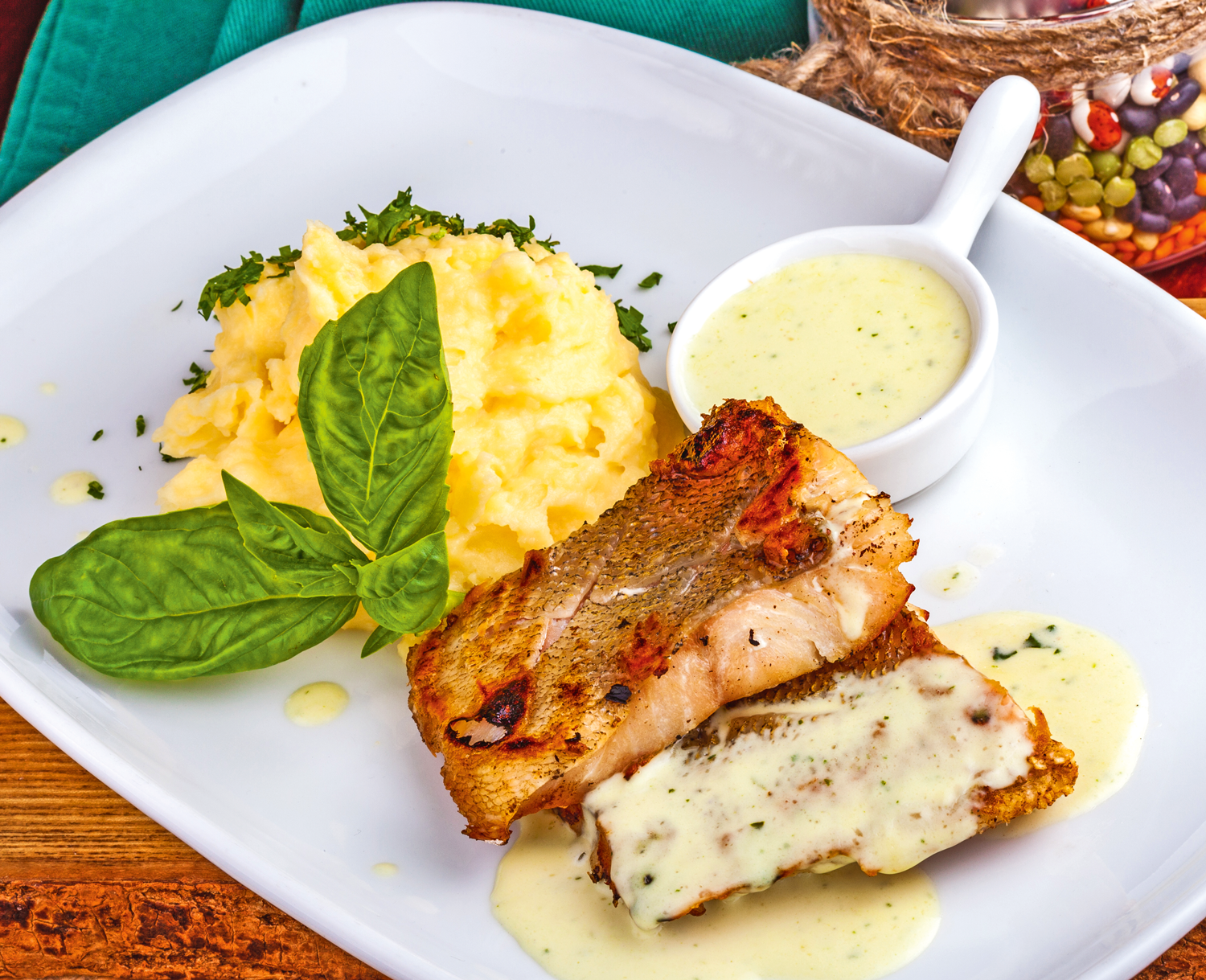 Gesunder Rezepttipp: Gebratener Seelachs mit Kartoffelpüree, Gurkensalat und Zitronensauce