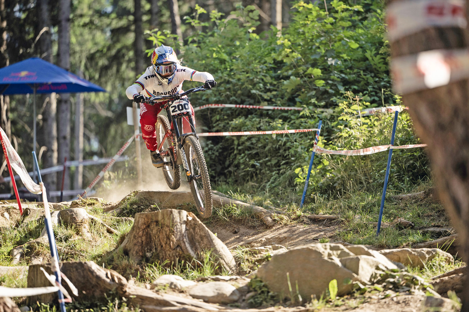 Downhill-Ass Vali Höll und warum es auf mehr als „nur“ Erfolg ankommt