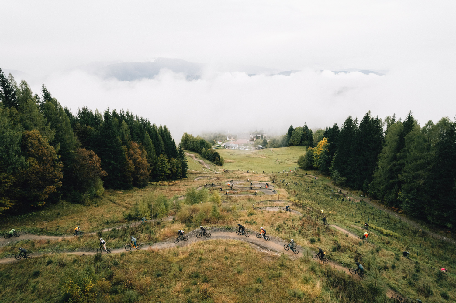 Bucketride Festival 2024: MTB- und Camping-Community trotzt Wind und Wetter am Faaker See