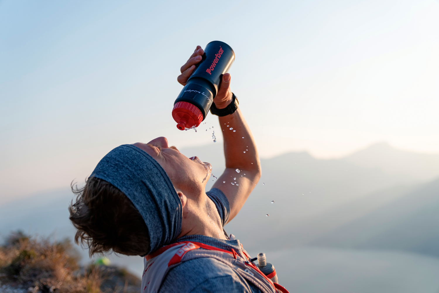 Trink-Taktik: Wann Flüssigkeit und wann zudem Kohlenhydrate im Sport gefragt sind