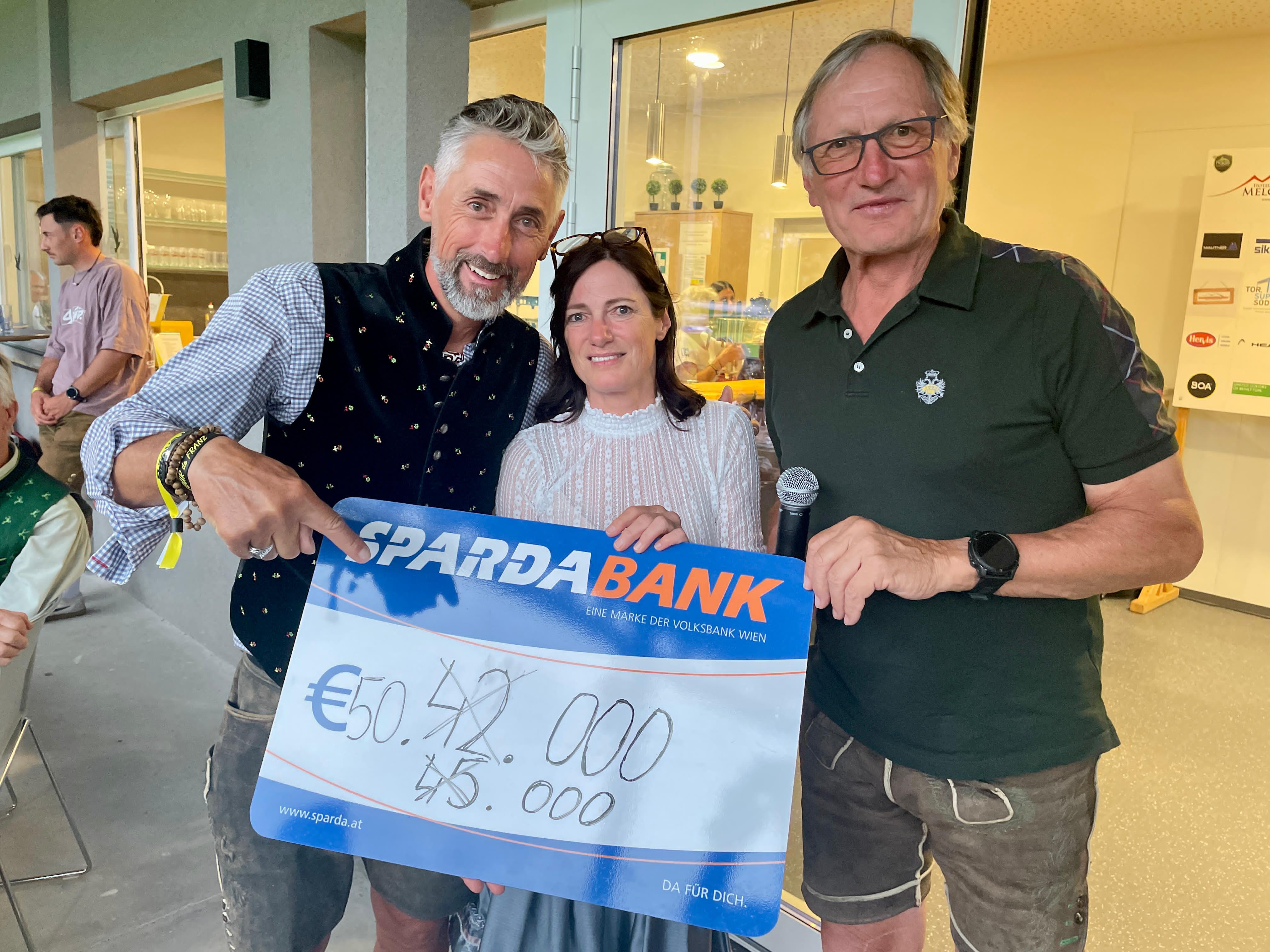 Skikaiser Franz Klammer und sein prominentes Gefolge erradelten 50.000 Euro für den guten Zweck