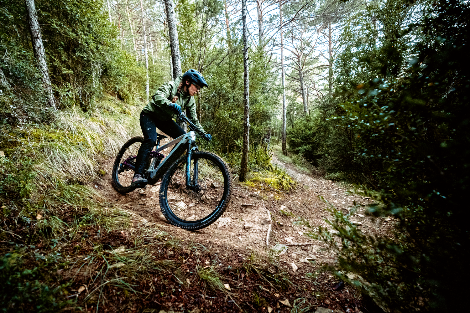 Ohne Schirm, dafür mit Charme und Motor: Die Suche nach dem perfekten Tourenbegleiter im E-Bike-Dschungel