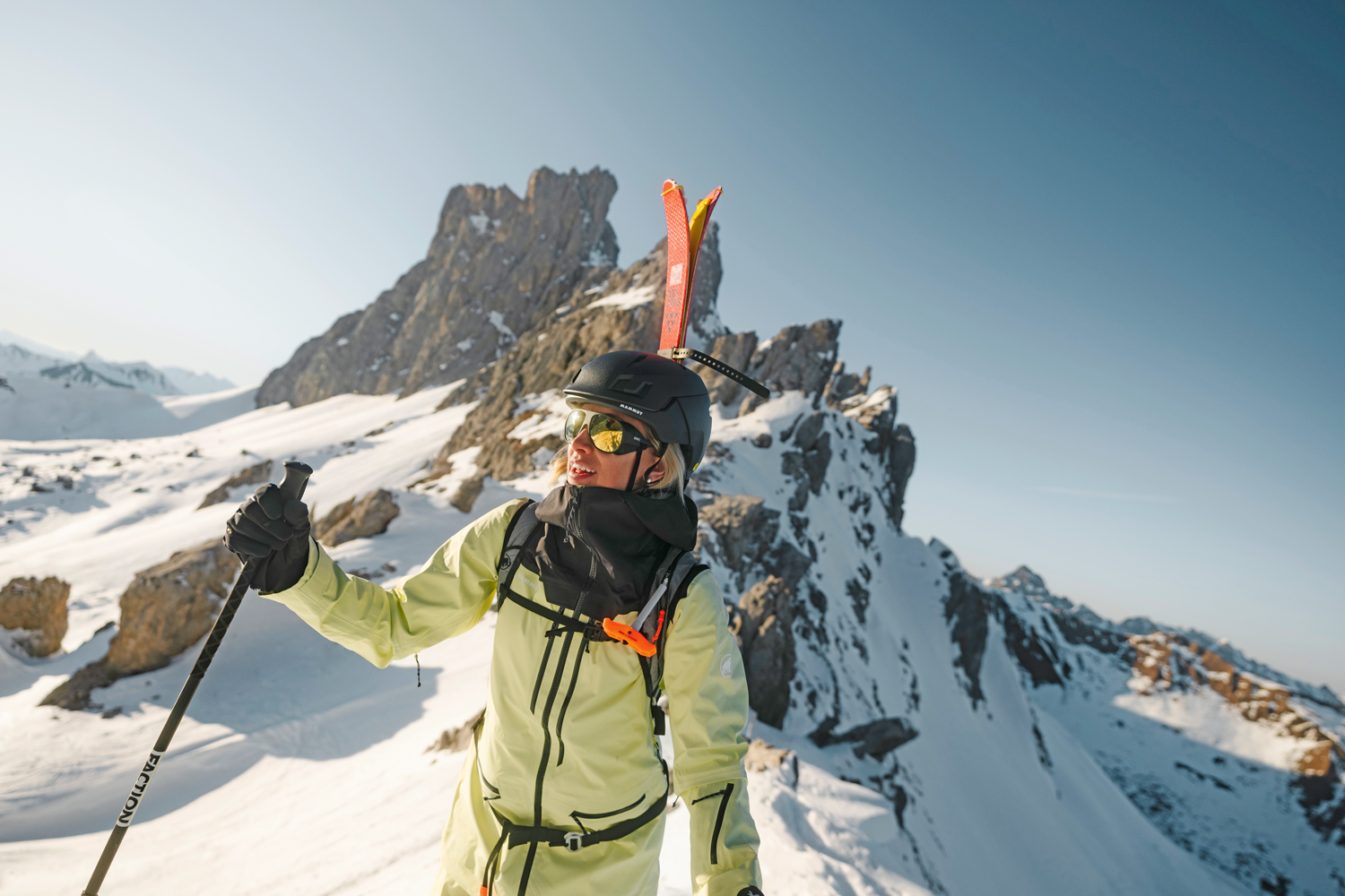 Immer mit auf Tour: Ein Blick auf Skitourenzubehör mit Fokus auf Helm und Stöcke