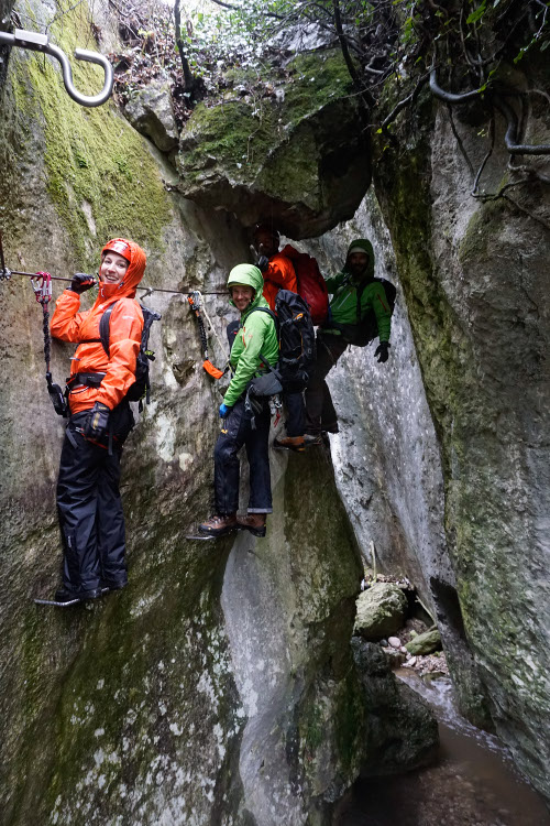 An der Felswand: Outdoor-Redakteurin Monika Neiheisser erprobte, wie auch Freizeitsportler von einer Alpinausbildung profitieren. / Bild: Monika Neiheisser