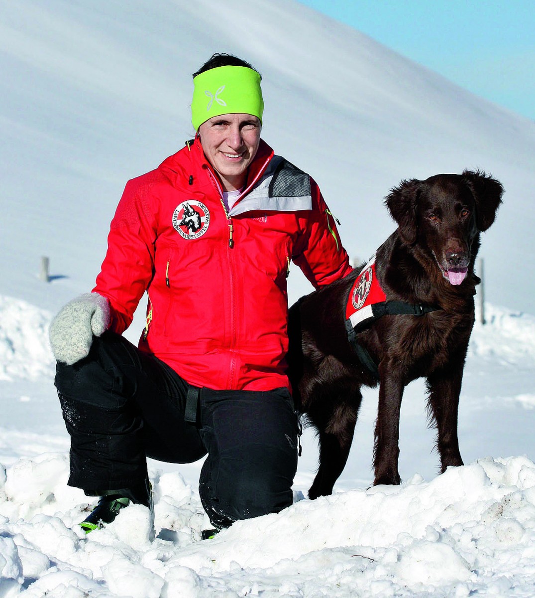 Carolin Scheiter mit ihrer vierbeinigen Partnerin Luca / Bild: Lawinenhundestaffel Salzburg