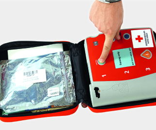 Defibrillatoren, wie sie oft auch bei großen Sportevents bereit liegen, sind ganz einfach zu bedienen. / Bild: ÖRK / M. Hechenberger