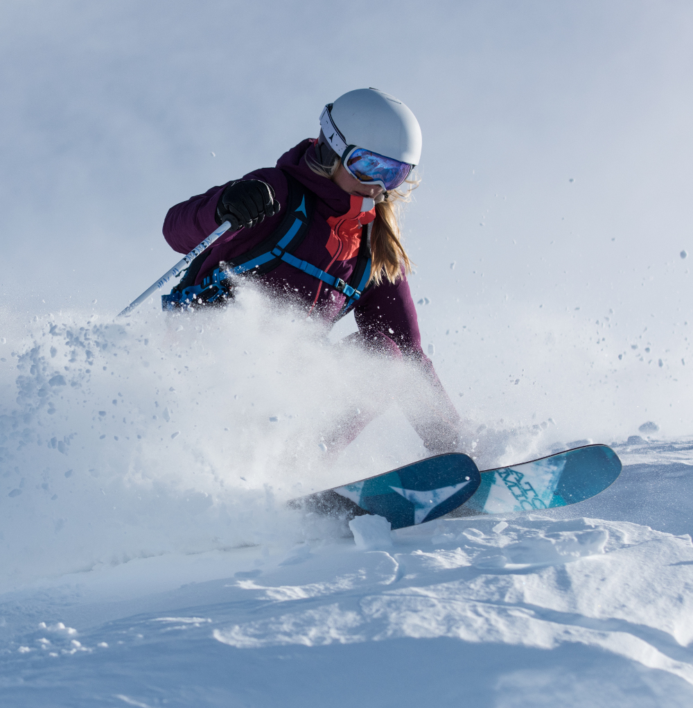 Frauen fahren – im Schnitt – mit weniger Krafteinsatz Ski als Männer. Nur ein Punkt von vielen, die die Industrie bei weiblichem Equipment berücksichtigt. / Bild: Atomic