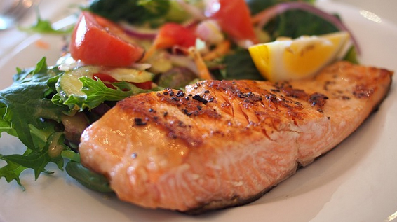 Gesunde Ernährung: Fisch liefert deinem Körper u. a. Vitamin B12. / Bild:KK