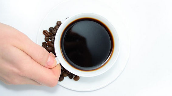 Gesundes Frühstück: Zum morgendlichen Kaffee empfiehlt sich ein Glas Wasser. / Bild: KK