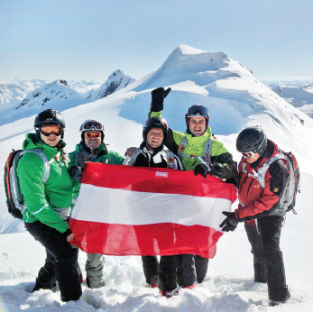 Am Gipfel der Gefühle: Jürgen Hendling (2. v. r.) und seine Heliskiing-Gruppe in der Bergwelt von Last Frontier