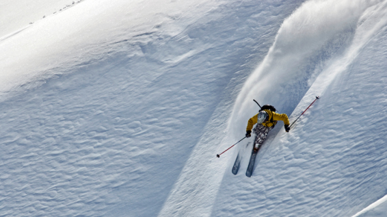 Actionsport Freeriding – Vorsichtsmaßnahmen bei der Tiefschneefahrt / Bild: iStock / VitekLudvik Thumbnail