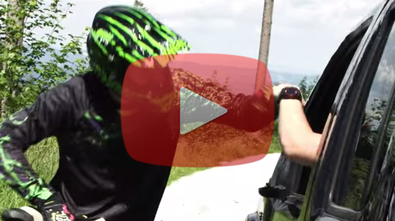 This is Downhill: Einrad vs. Auto / Bild: Martin Gruja / Youtube Thumbnail