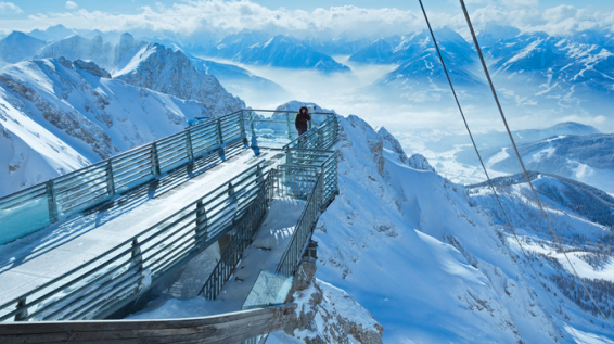 Schneesichere Gebiete – Österreich gilt unter den Skisportlern als Paradies / Bild: iStock / j-wildman Thumbnail
