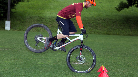MTB-Fahrtechnik: So funktioniert eine Spitzkehre / Bild: Thomas Polzer
