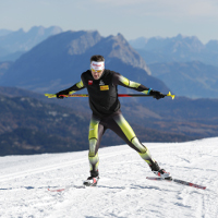 Stöcke hinter dem Rücken / Bild: Thomas Polzer / SPORTaktiv