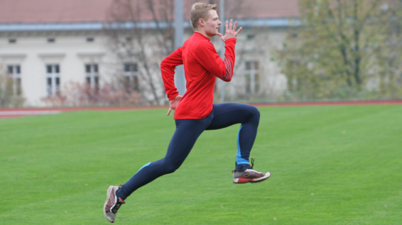 Kleines Lauf-ABC mit großer Wirkung: Die 6 besten Übungen / Bild: Thomas Polzer Laufübungen Technik verbessern Herbst Winter Marathon Training Lauf