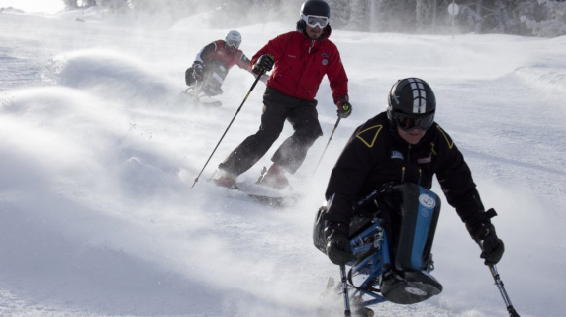 Vom Rollstuhl auf den Monoski: Immer mehr Skiberge werden „barrierefrei“. / Bild: Tirol Werbung