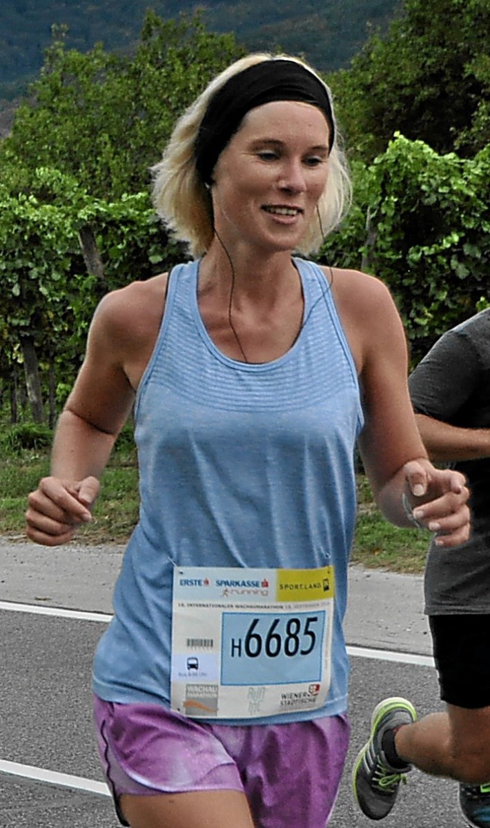 „Genusslauf“in wunderbarer Kulisse: Natascha Marakovits beim Wachau-Halbmarathon. / Bild: KK