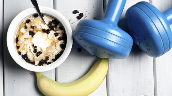 Morgenmahlzeit auf dem Prüfstand: Macht nicht frühstücken wirklich dick? / Bild: iStock / Antonis Liokouras