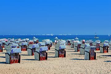 Aktivurlaub ist mehr als nur das Sonnen am Strand. Aber natürlich spricht nichts gegen einen Ruhetag auf einer Reise. / Bild: designerpoint (CCO-Lizenz) / pixabay.com 