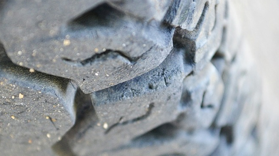 In Nahaufnahme: Spröde Reifen bedeuten ein höheres Pannenrisiko. / Bild: KK