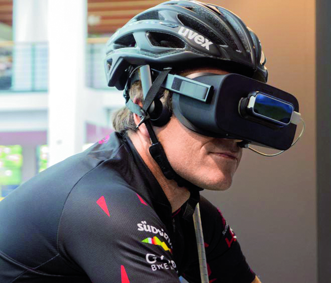 Mit der VR-Brille von TinBob hat man einen 360-Grad-Blick und fährt ein Mountainbikerennen in den Dolomiten. / Bild: www.tinbob.com