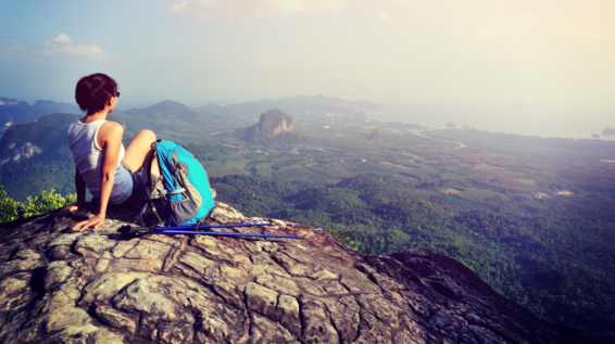 Die richtige Ausrüstung fürs Höhenwandern: Rucksack / Bild: iStock / lzf