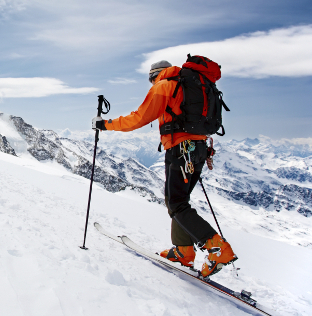 Der Tourenskischuh sollte schon im Vorfeld der Tour auf Druckstellen untersucht werden. / Bild: iStock