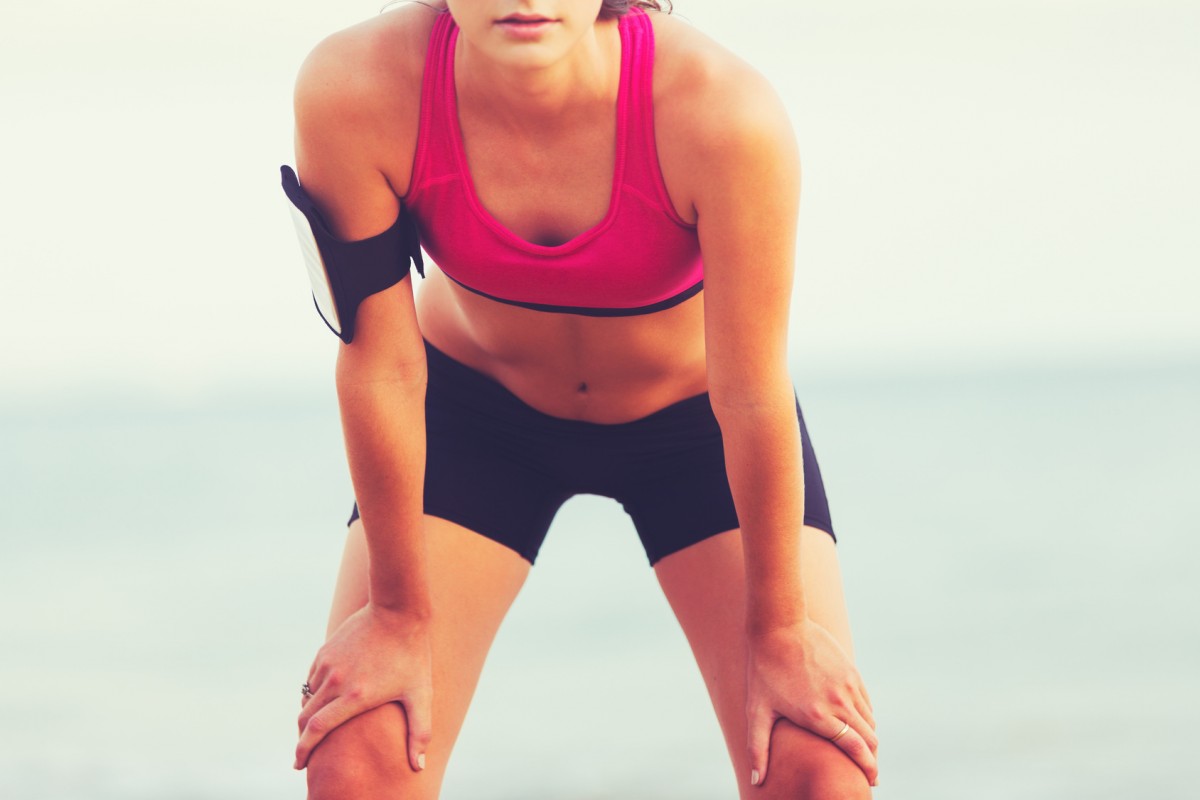 Ein Sportarmband sorgt für perfekten Sitz des iPhones beim Joggen. / Bild: fotolia.com © EpicStockMedia